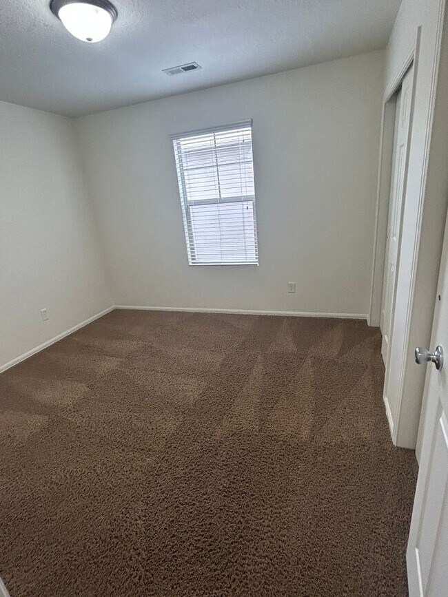 Building Photo - Beautiful 3 Bed 2.5 Bath - 2 Story Home in...