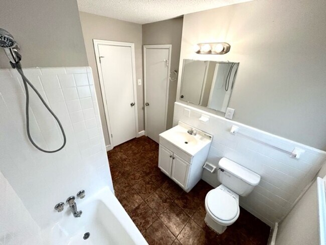Building Photo - THREE BEDROOM/TWO BATH SPACIOUS HOME - CENTRAL LOCATION