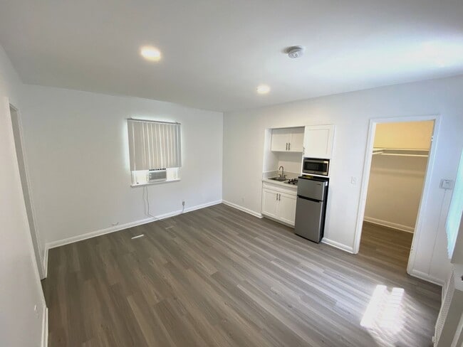 Interior Photo - 944 Tiverton Avenue