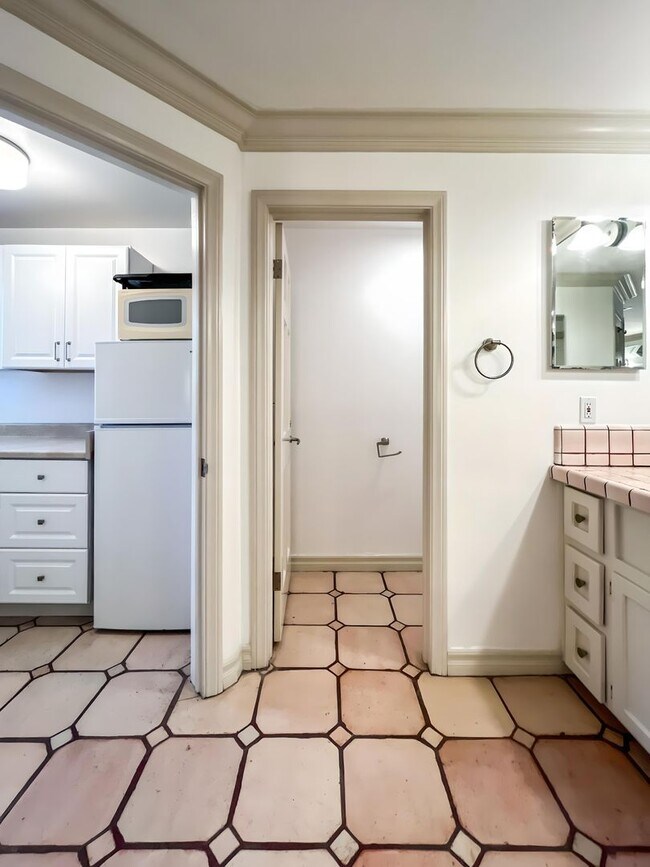 Building Photo - Unbelievable Furnished Studio Lease in WeH...