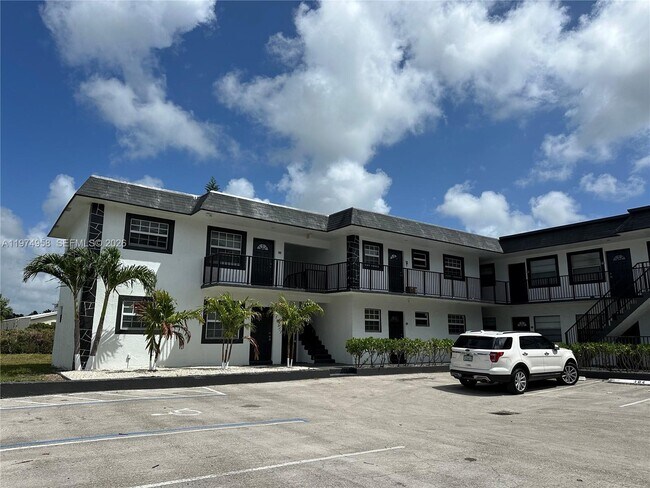 Building Photo - 5621 SW 36th Ct