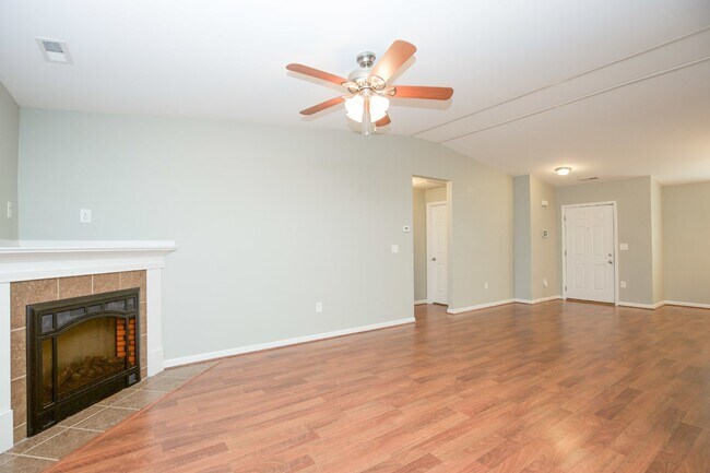 Building Photo - "Charming 3 Bed, 2 Bath Home in Spring Lak...