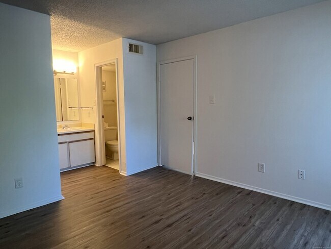 Building Photo - 91 Crown Knoll Ct