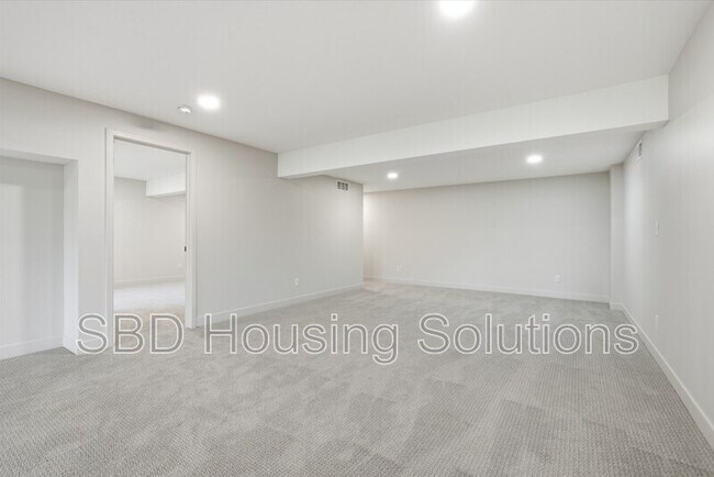 Building Photo - 1412 NE Ernest Way