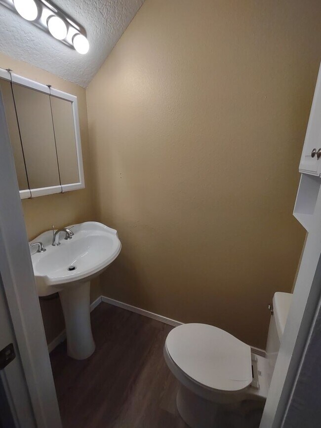 Building Photo - Magnolia Townhome
