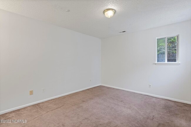 Building Photo - 100 Creekview Dr