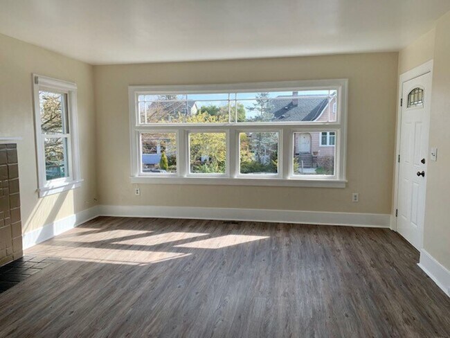 Building Photo - Remodeled 3 Bedroom Home-Duplex in Loyal Heights READY FOR MOVE IN NOW at $3875!