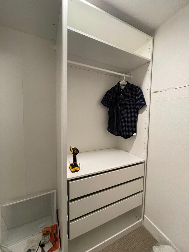 Master Closet - 3835 Heart Cmn