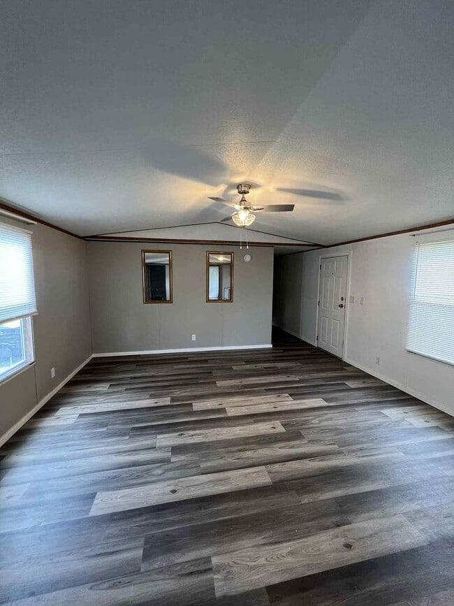Building Photo - CUTE REMODLEDED 2 BEDROOM / 2 BATHROOM IN ...