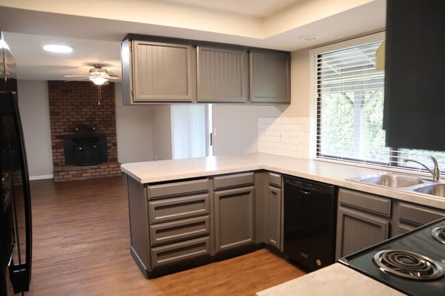 Building Photo - 10111 NE Tanglewood Dr