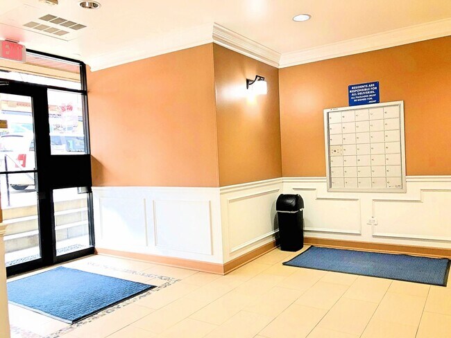 Interior Photo - 2250 N Lincoln Ave