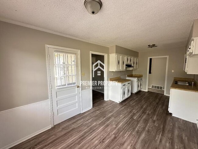 Building Photo - 6016 Rosewind Cir W