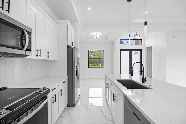 Building Photo - 719 Fullerton Ave S