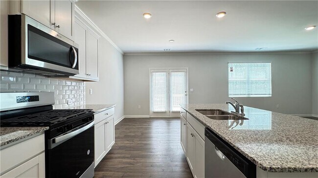 Building Photo - 569 King Vlg