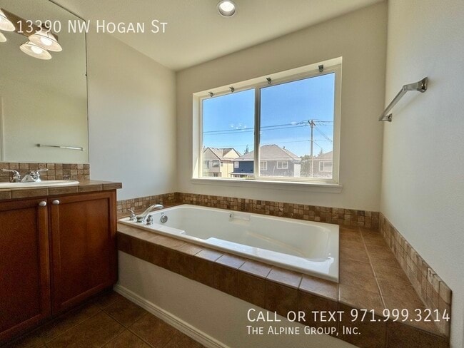 Building Photo - 13390 NW Hogan St