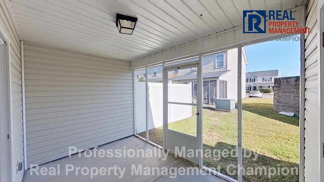 Building Photo - Super cute 2 BD/2.5 BA Townhome with Screened Porch