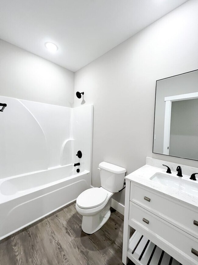 Building Photo - 3 Bedroom 2 Full Bath HOUSE with GARAGE