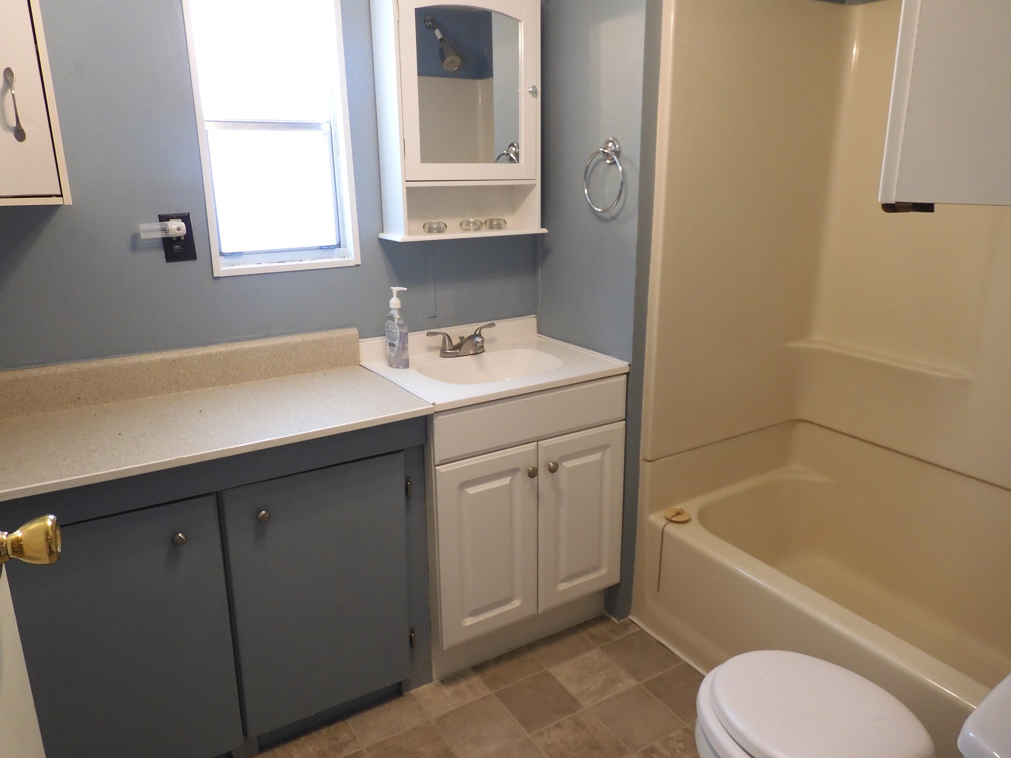 BATH WITH TUB AND SHOWER - 7831 Sunrunner Dr