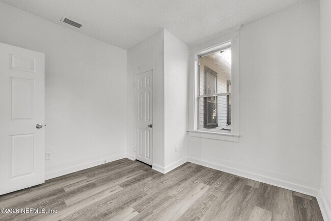 Building Photo - 522 W 21st St