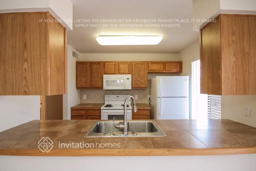 Building Photo - 3338 W Monona Dr