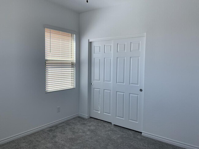Building Photo - Skye Canyon 2 story home