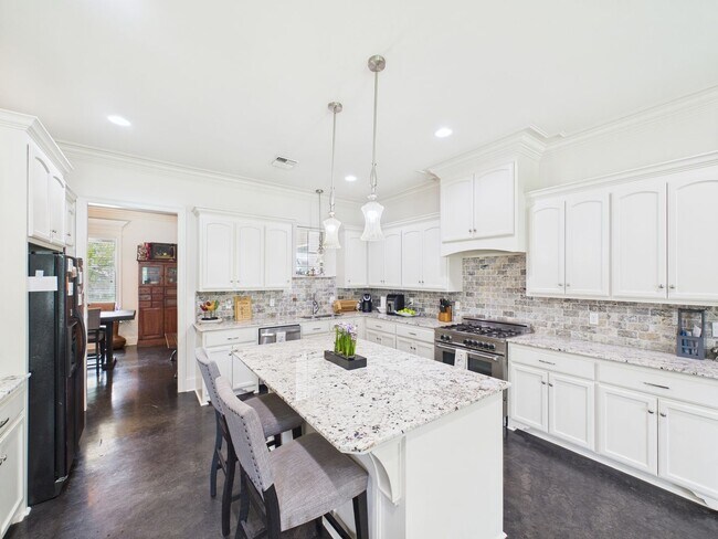 Building Photo - Nestled in the desirable Quail Hollow Subdivision