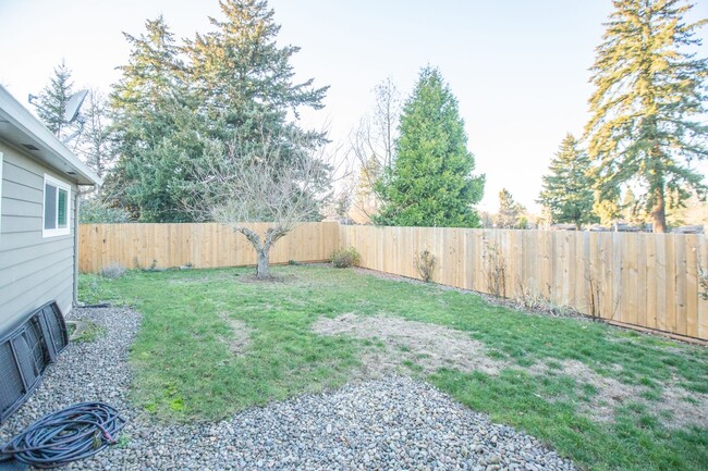 Building Photo - Don't Miss out 4 Bedroom 2 Bath NE Portland !