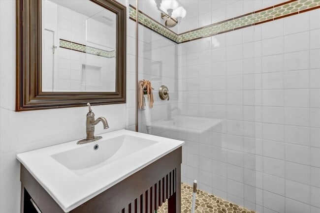 Building Photo - 3335 Riviera Dr