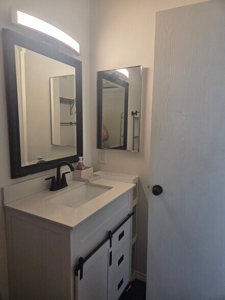 Building Photo - 1050 E Washington Ave