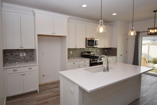 Building Photo - Gorgeous 5 Bed 3 Bath home in Herriman!!!