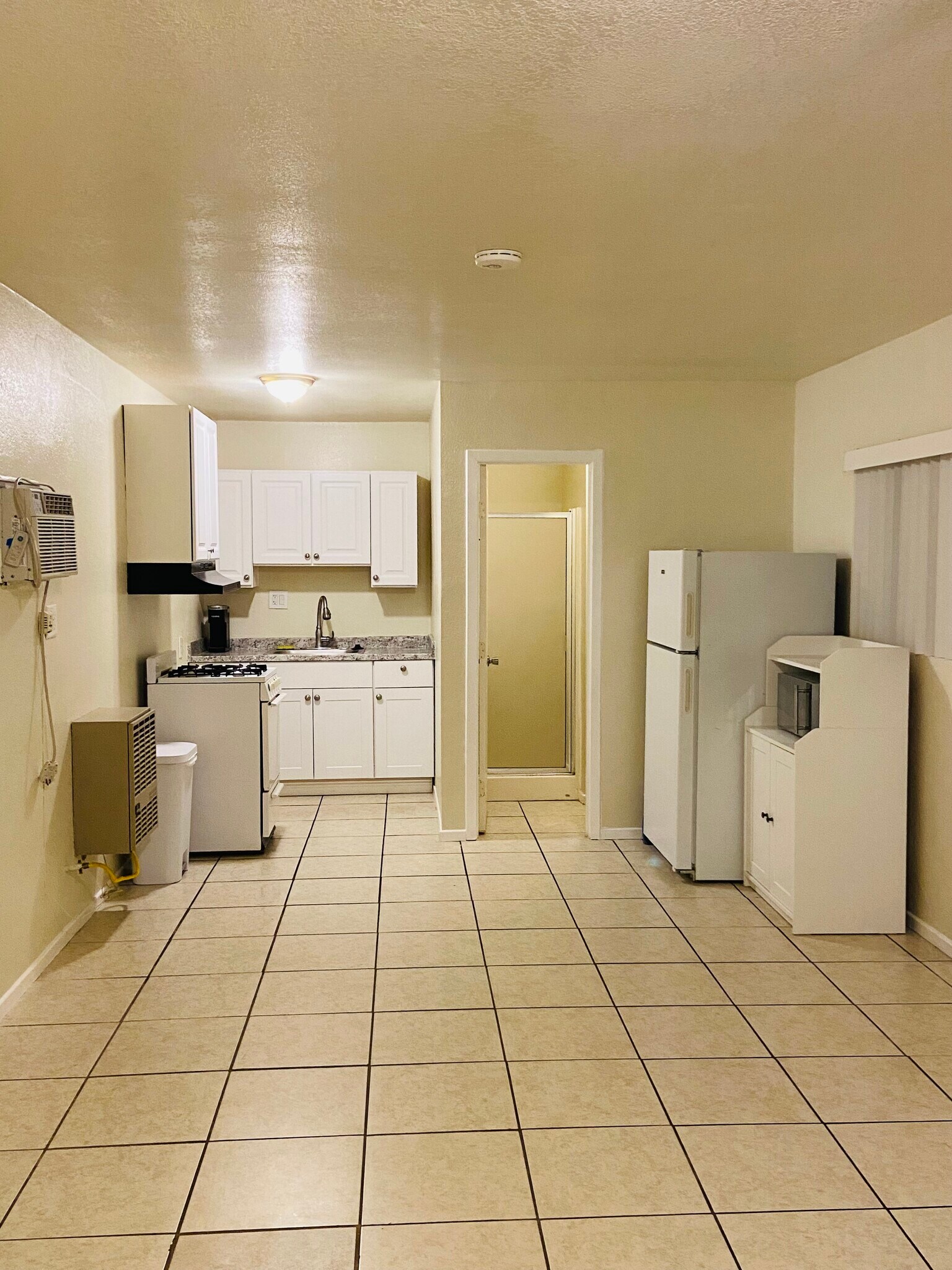 Building Photo - 4014 N Foxdale Ave