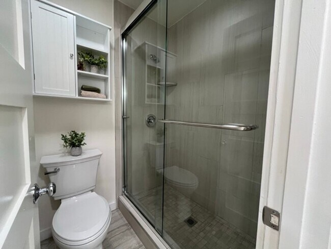 Building Photo - Downstairs 1 Bedroom Unit in Orange