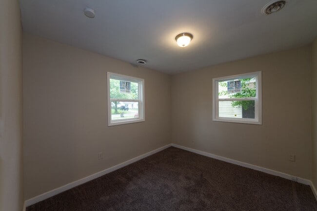 Building Photo - Completely remodeled 3 bed 1 bath home rea...