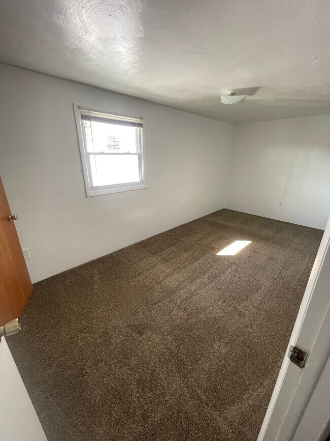 Building Photo - 305 Cherry St