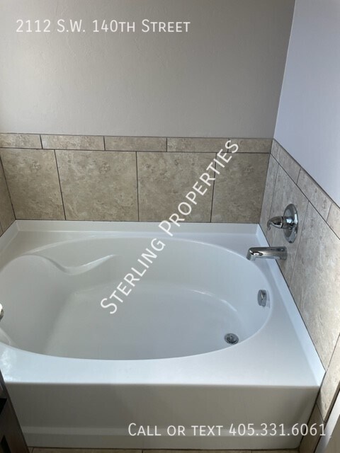 Building Photo - 2112 SW 140th St