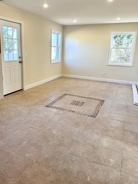 Building Photo - 31 Perry Ln