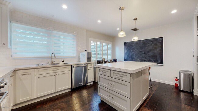 Building Photo - 360 S Orange Grove Blvd