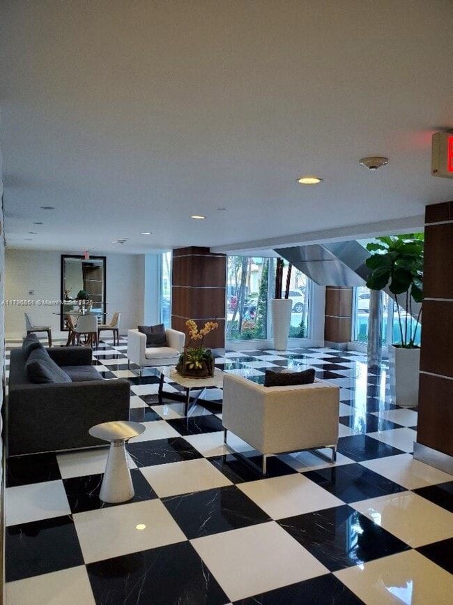Building Photo - 1800 N Bayshore Dr