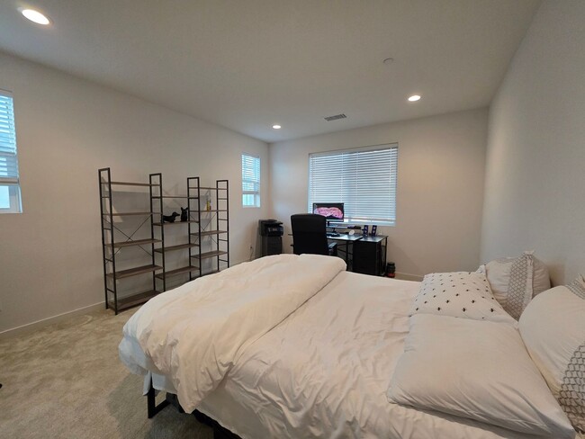 Building Photo - Modern 4BR Townhome in Fontana
