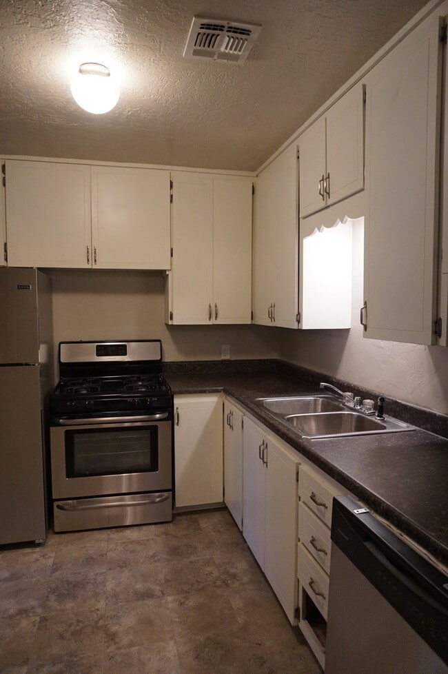 Building Photo - 4 BED 2 BATH 1 CAR GARAGE PLUS CARPORT IN STEVE PENNINGTON ADDITION