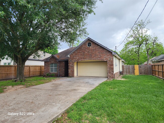 Building Photo - 1926 Wavell St