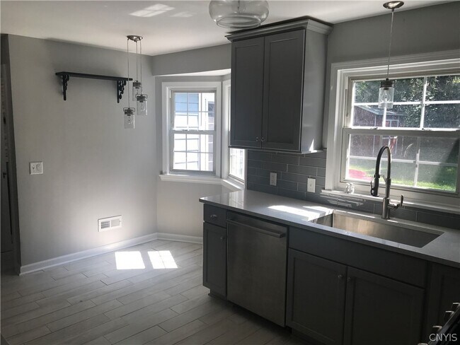 Building Photo - 10 Ely Dr