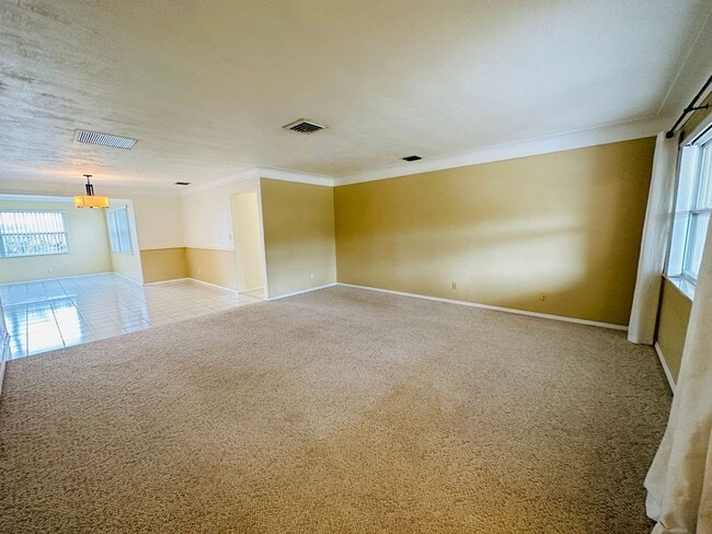 Building Photo - Spacious 2 Bedroom 2 Bathroom Seminole Home with Yard