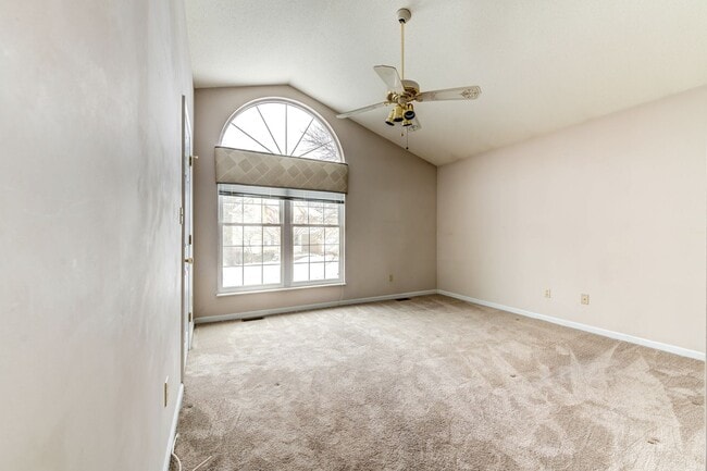 Building Photo - SPACIOUS 3 BEDROOM 2 BATH W/2 CAR GARAGE