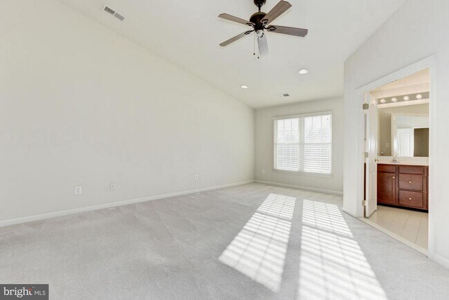 Building Photo - 22645 Upperville Heights Square