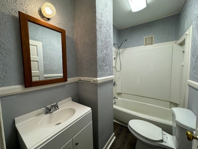 Building Photo - A Great Place to Call Home! Upstairs Apartment for Rent!!