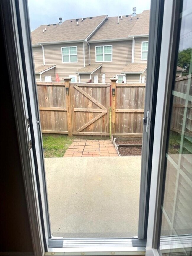 Building Photo - Mount Juliet 2 Bedroom 2.5 Bath Townhome N...