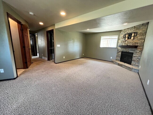 Building Photo - Stunning 4 Bed/2 Bath with 3 Car Garage and Fenced in Yard!