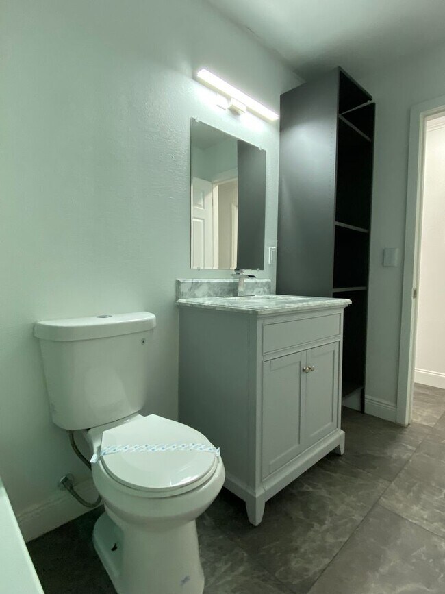 Building Photo - Kissimmee Two Bedroom One Bath Duplex Grea...