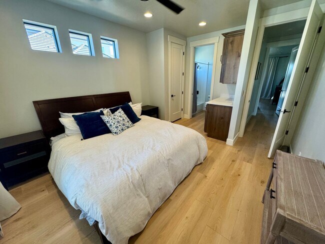 Building Photo - Beautiful Modern 5 Bedroom Furnished Home!!